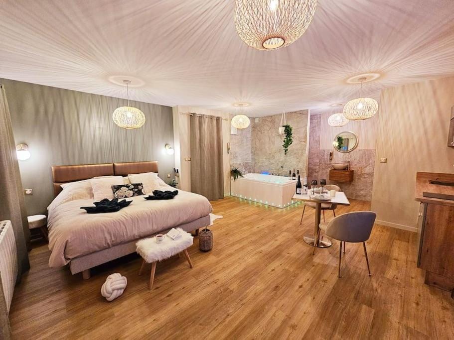 Bed, Photo of the whole room