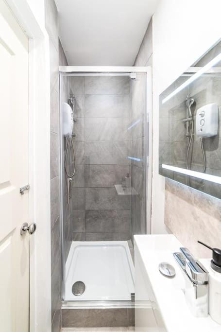 Shower, Bathroom, towels