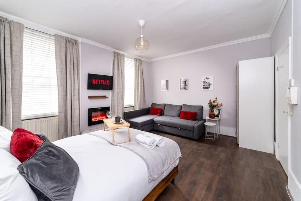 Bed, TV and multimedia, Living room, Photo of the whole room, Seating area, Bedroom