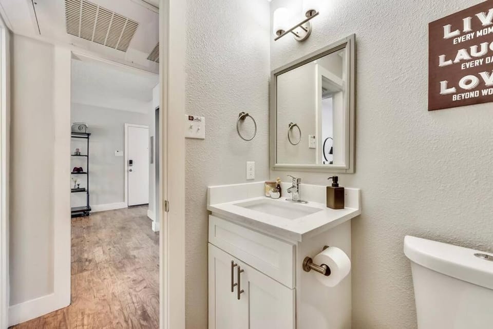 Global Cup Near Downtown Dallas - The Dapper Charm Apartment in Dallas