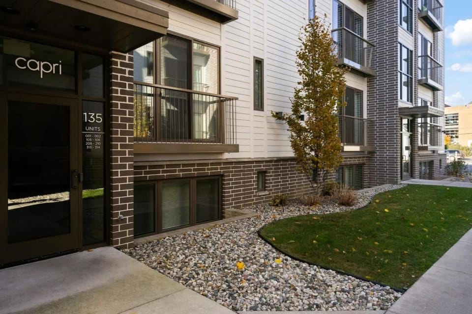 Capri Unit 001 in the Heart of Downtown TC House in Traverse City