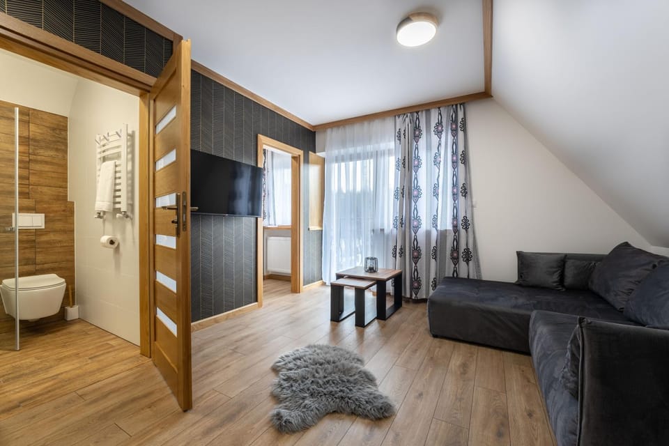 Bathroom, TV and multimedia, Living room, Photo of the whole room, Seating area, Bedroom