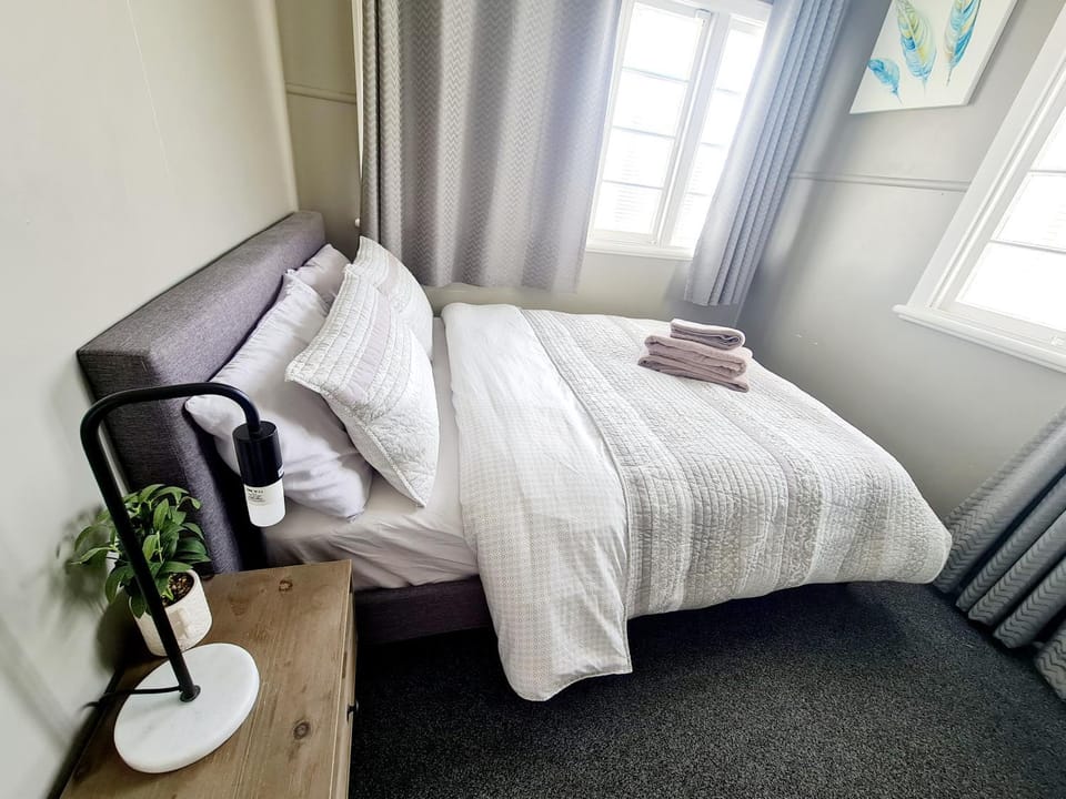 Bed, Photo of the whole room, Bedroom, towels