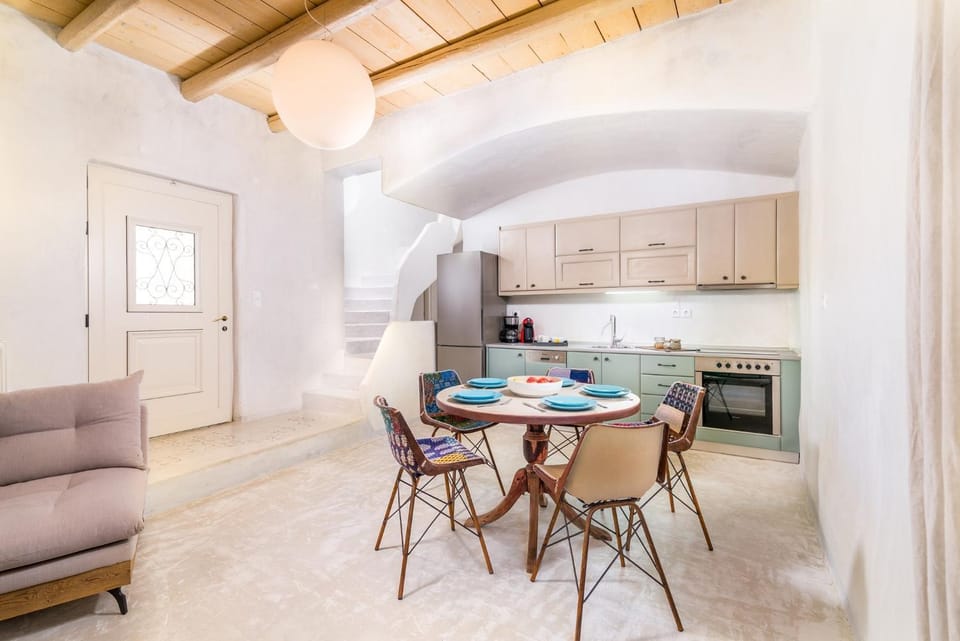 Kitchen or kitchenette, Seating area, Dining area