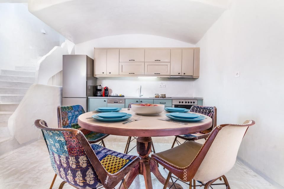 Kitchen or kitchenette, Seating area, Dining area
