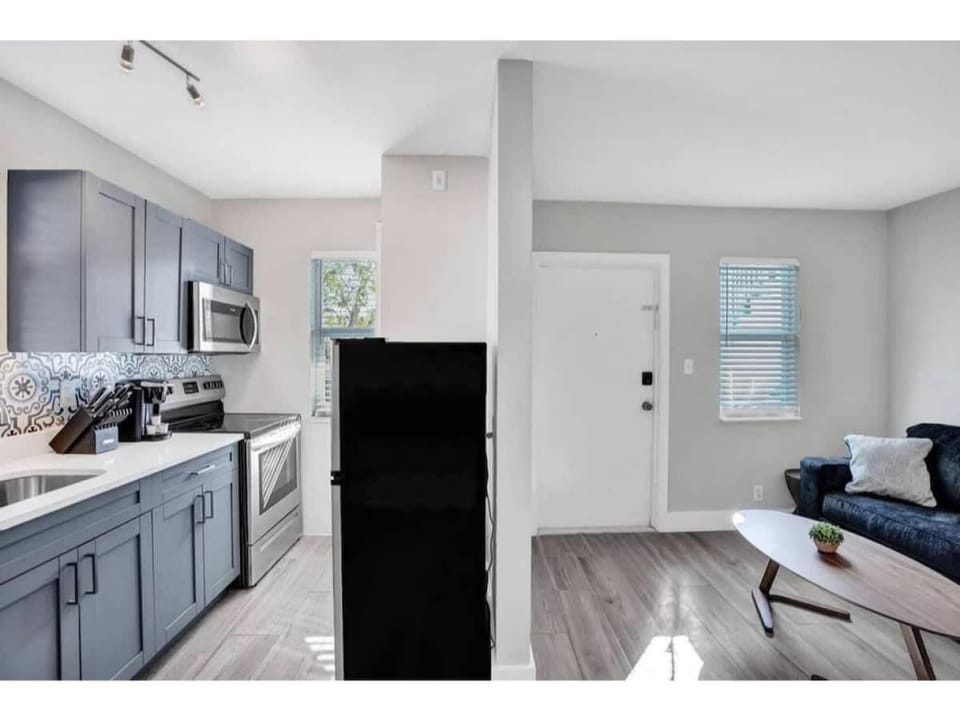 Rustic Retreats Cozy 1BR for 4 guests minutes from Las Olas Apartment in Fort Lauderdale