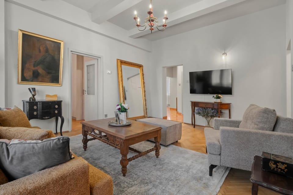 Communal lounge/ TV room, TV and multimedia, Living room, Seating area, Evening entertainment