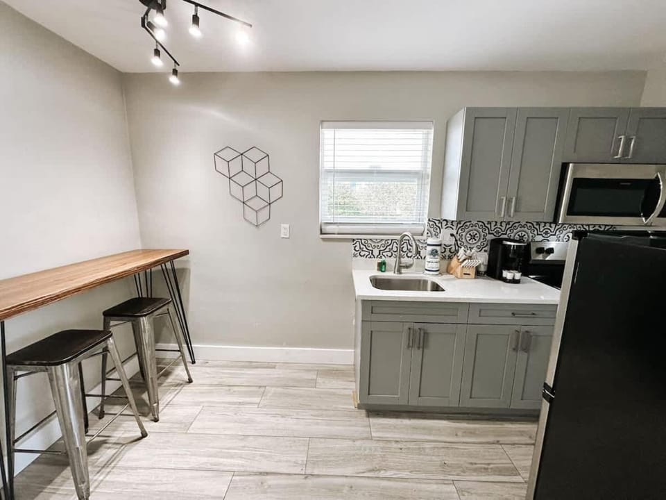 Rustic Retreats Cozy 1BR for 4 guests minutes from Las Olas Apartment in Fort Lauderdale