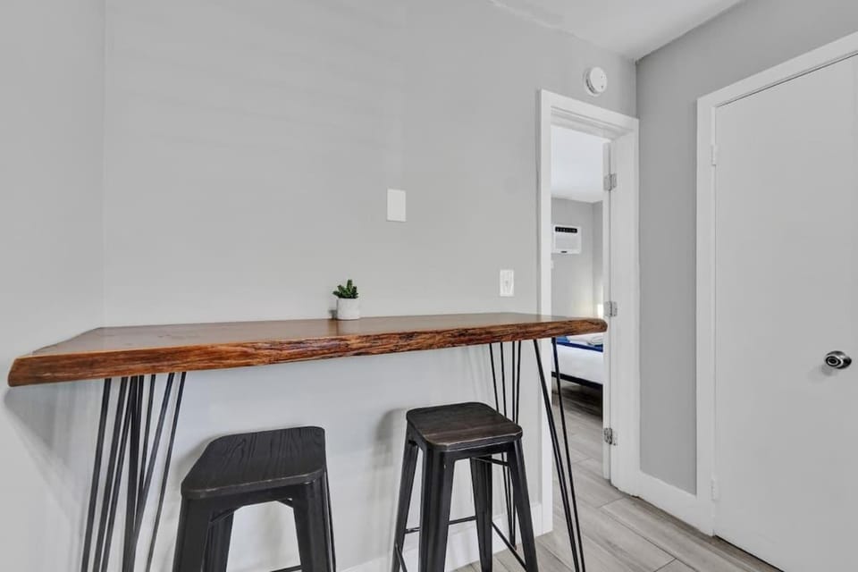 Rustic Retreats Cozy 1BR For 4 Guests Minutes From Las Olas Apartment in Fort Lauderdale