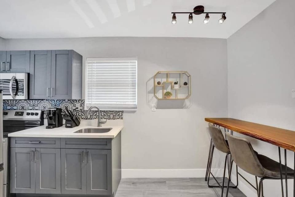 Rustic Retreats Beachy 1BR for 4 guests in the heart of Fort Lauderdale Apartment in Fort Lauderdale