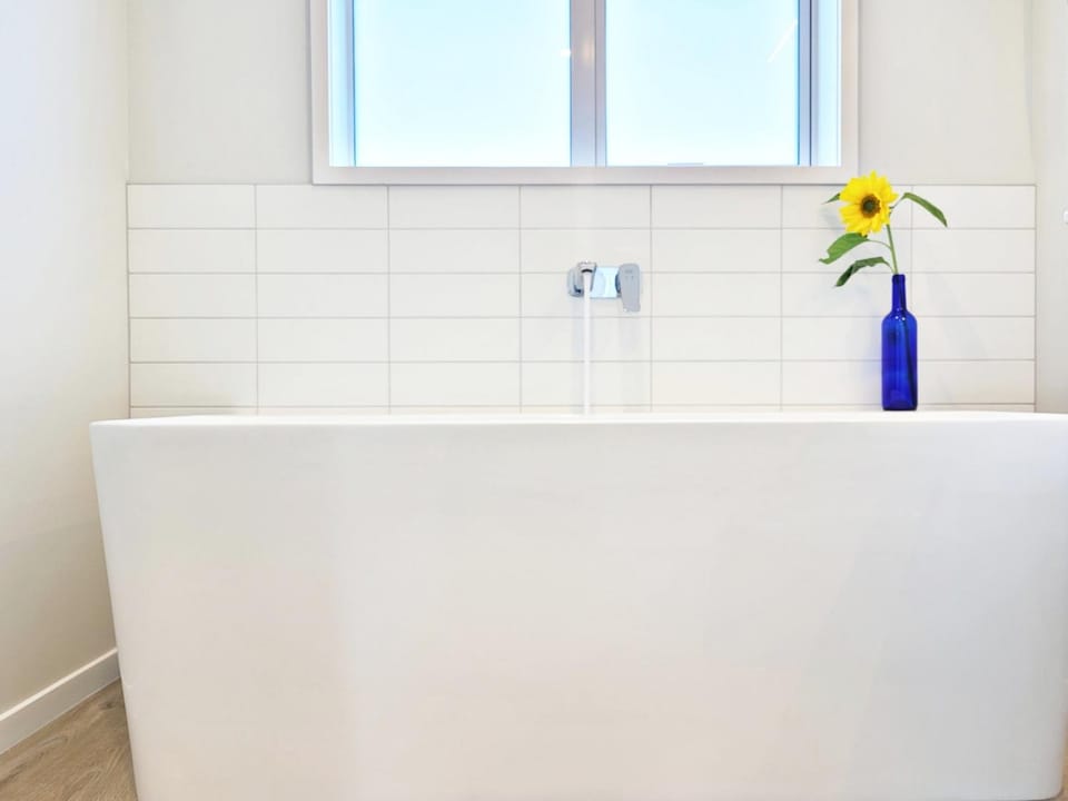 Hosts on the Coast - Bright New Delight on Kupe House in Whitianga