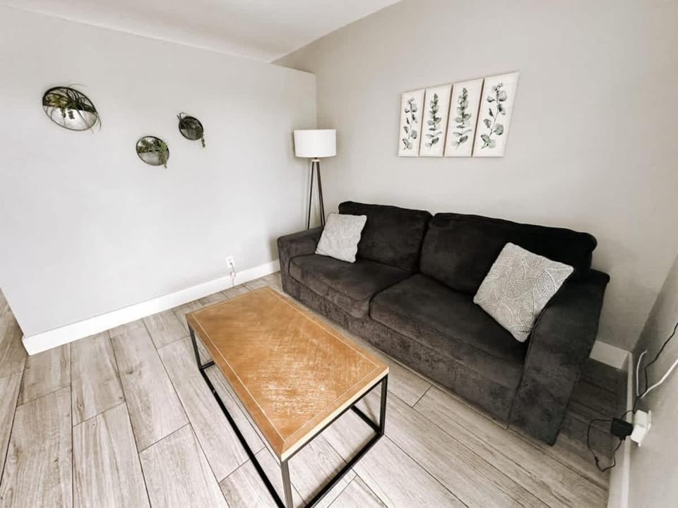 Rustic Retreats Modern 1BR for 4 guests in the heart of Fort Lauderdale Apartment in Fort Lauderdale