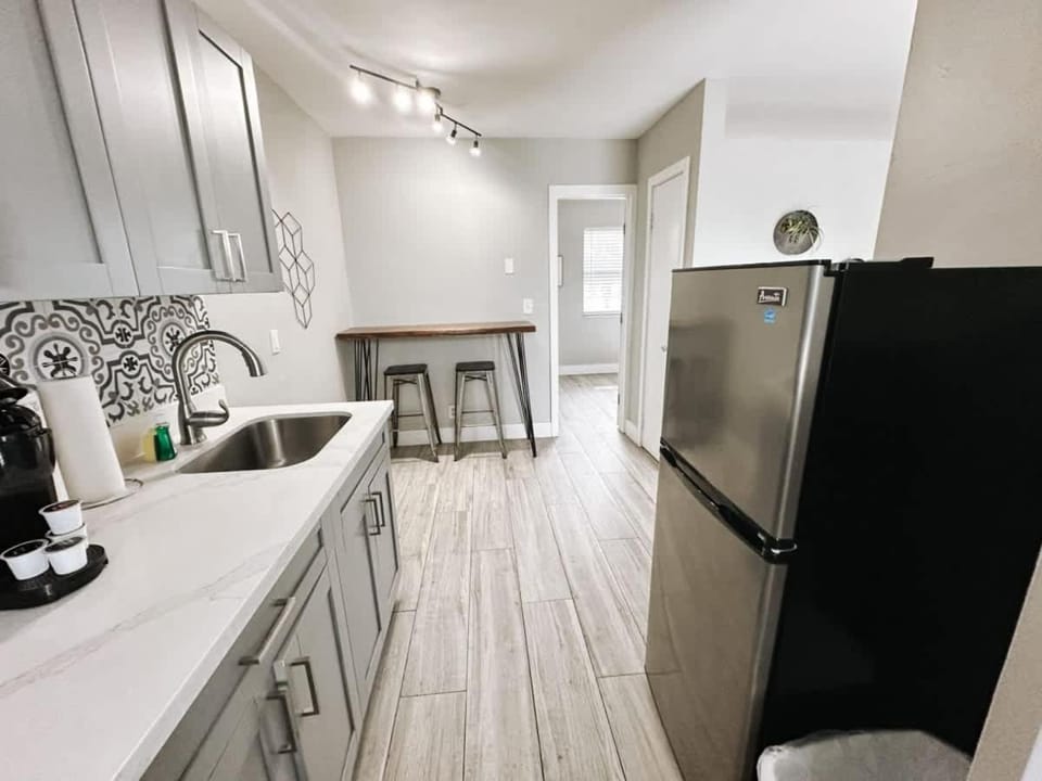 Rustic Retreats Modern 1BR for 4 guests in the heart of Fort Lauderdale Apartment in Fort Lauderdale