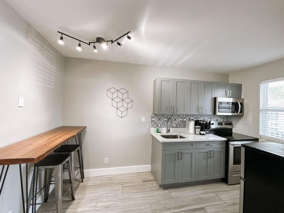 Rustic Retreats Cozy 1BR for 4 guests minutes from Las Olas Apartment in Fort Lauderdale