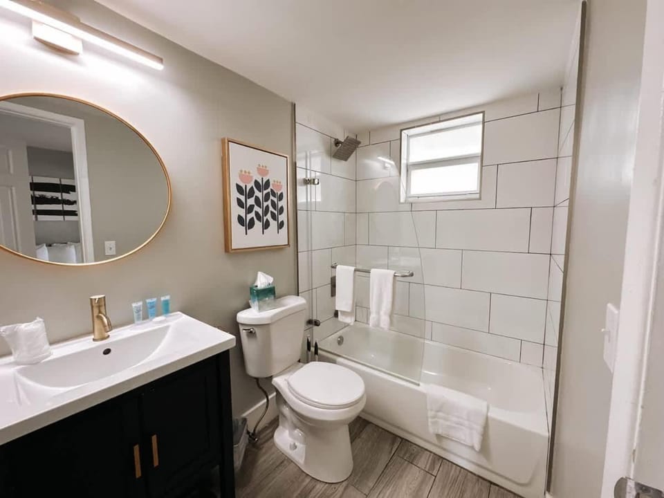 Rustic Retreats Cozy 1BR For 4 Guests Minutes From Las Olas Apartment in Fort Lauderdale