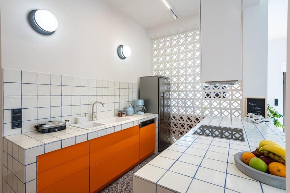 Kitchen or kitchenette, minibar, stove