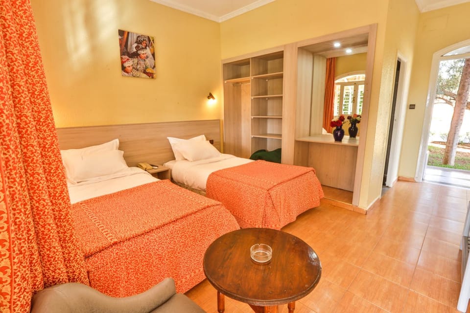 Bed, Living room, Photo of the whole room, Seating area, Bedroom