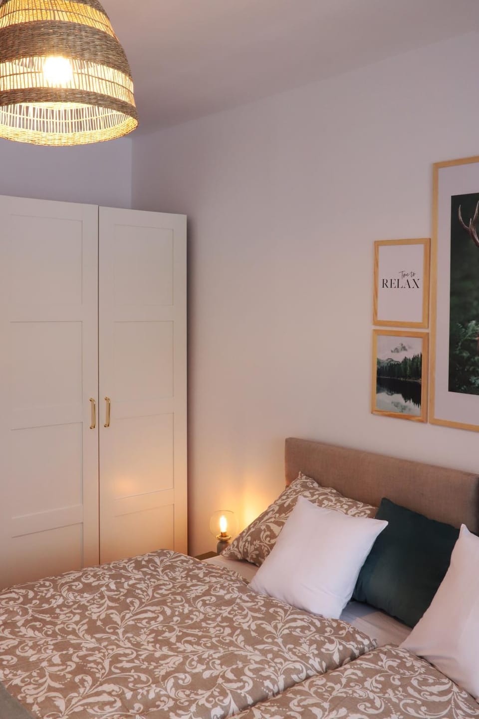 Photo of the whole room, Bedroom, wardrobe