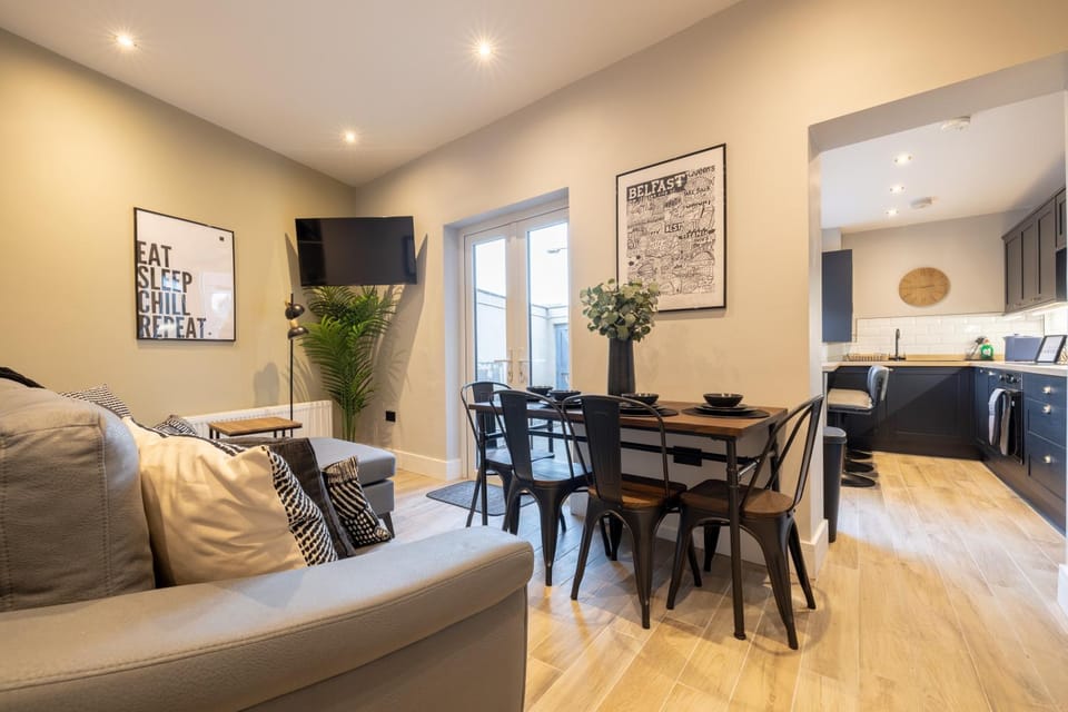TV and multimedia, Living room, Seating area, Dining area