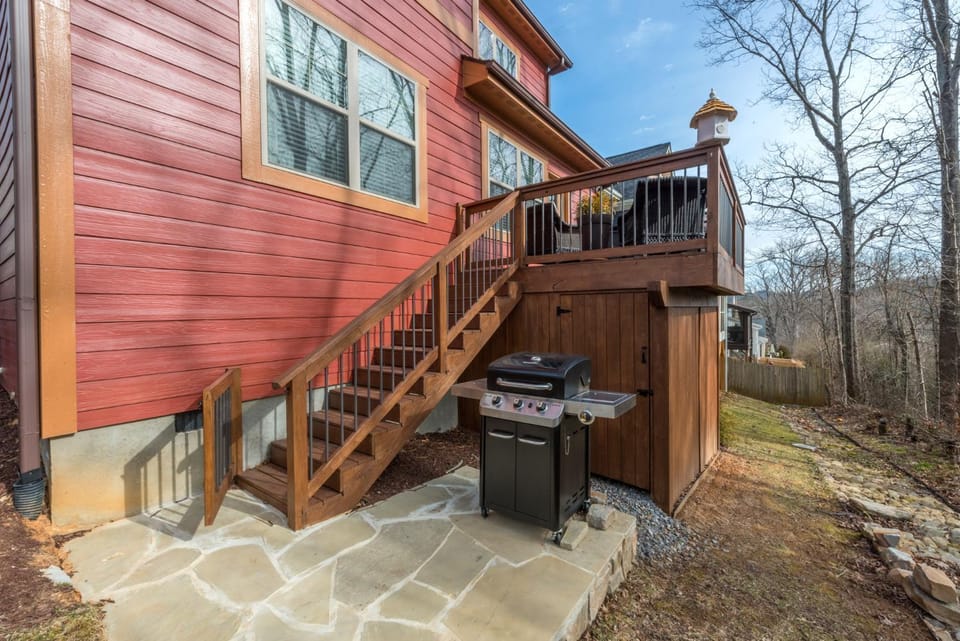 Mythical Manor Tudor-style Cottage 5 Min. from Downtown Black Mtn! House in Black Mountain