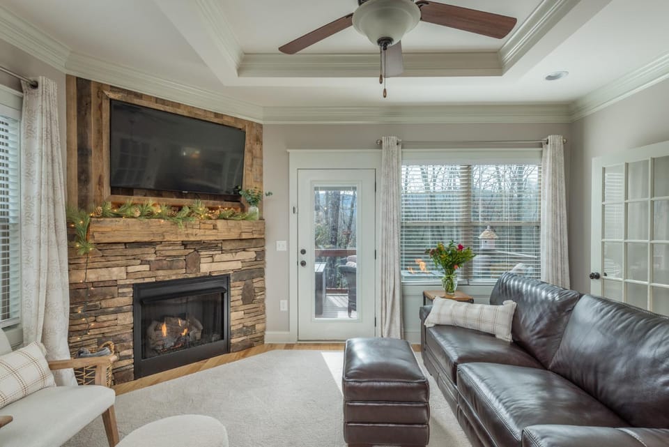 Mythical Manor Tudor-style Cottage 5 Min. from Downtown Black Mtn! House in Black Mountain