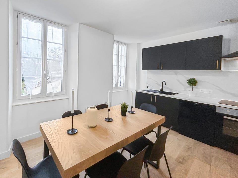 Kitchen or kitchenette, Dining area