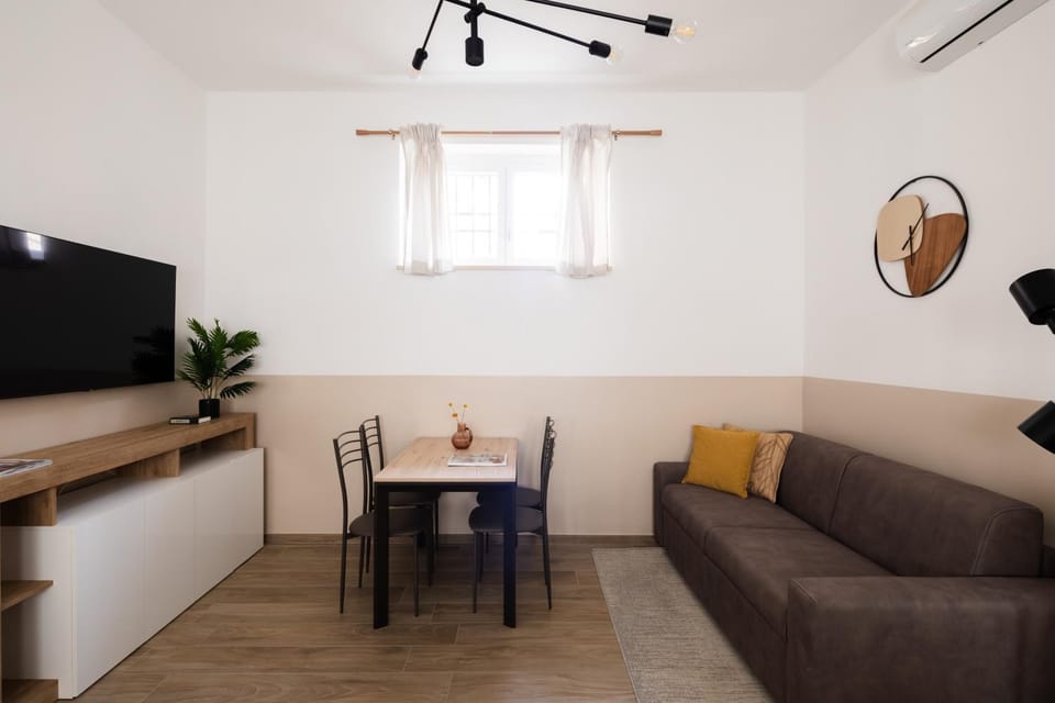 Communal lounge/ TV room, TV and multimedia, Living room, Seating area, Dining area, Evening entertainment