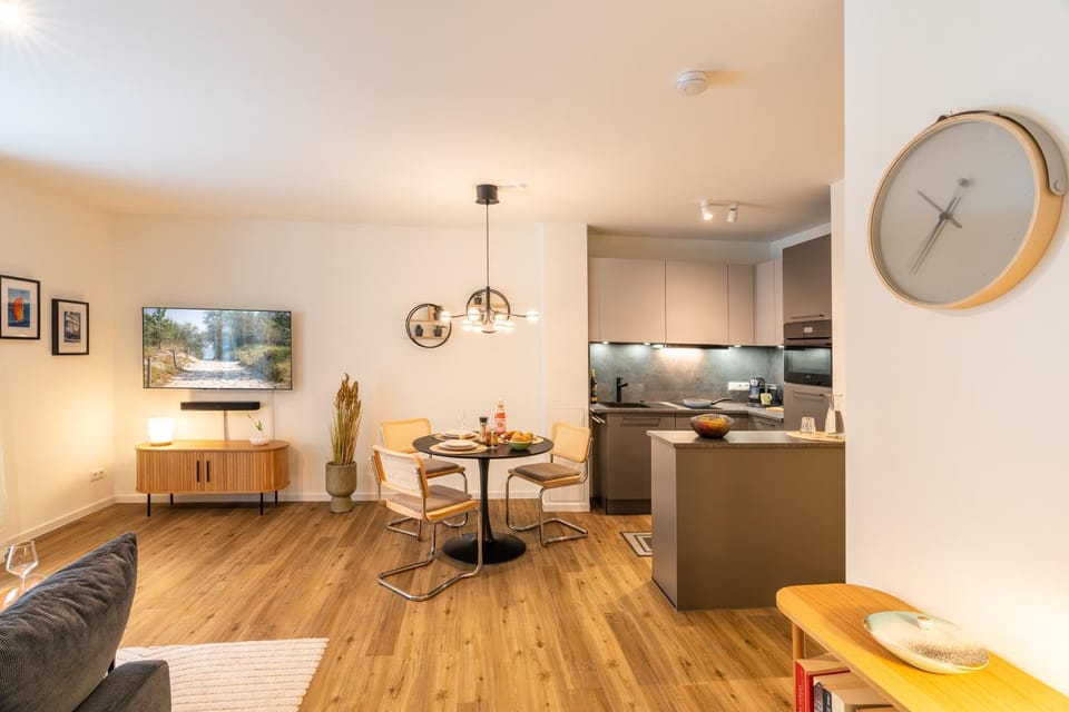 Kitchen or kitchenette, Dining area, minibar