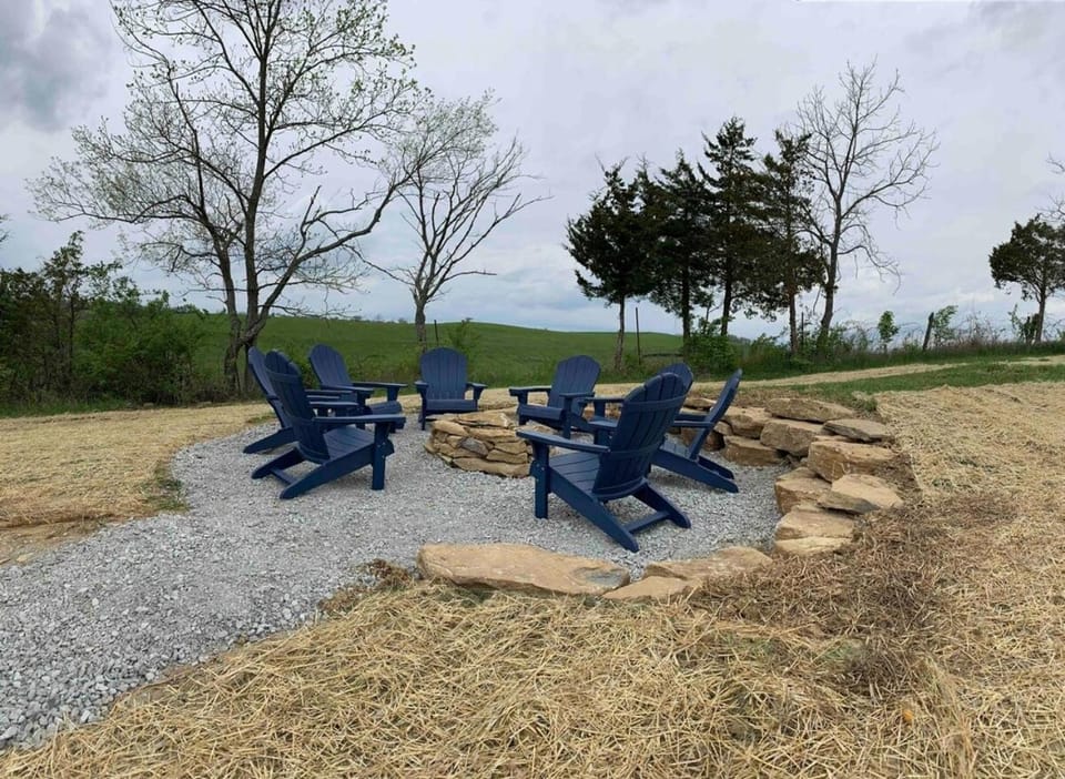 100 Acre Relaxing Retreat Near ARK- The Farmhouse House in Ohio