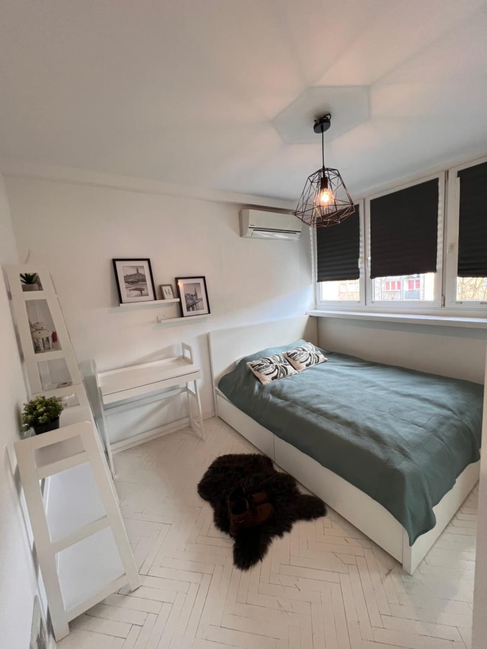 Bed, Seating area, Bedroom, air conditioner