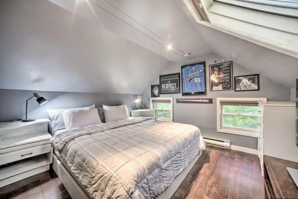Cozy Milford Cottage on Half Acre w Deck & Grill House in Milford