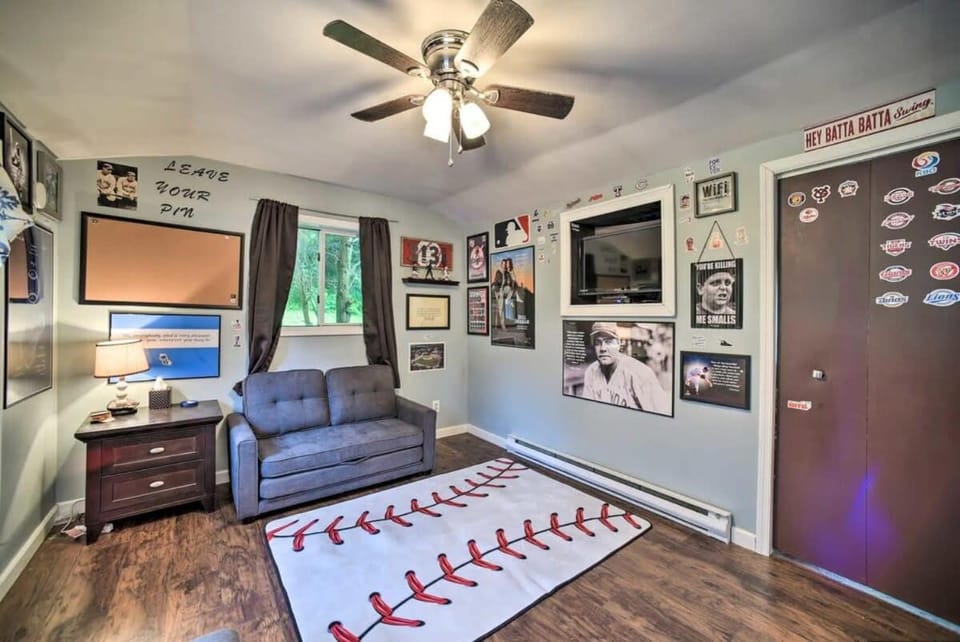Cozy Milford Cottage on Half Acre w Deck & Grill House in Milford