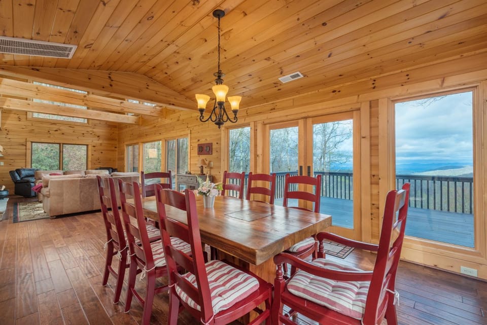 Blue Ridge Bliss Gorgeous home with hot tub & stunning views House in Swannanoa