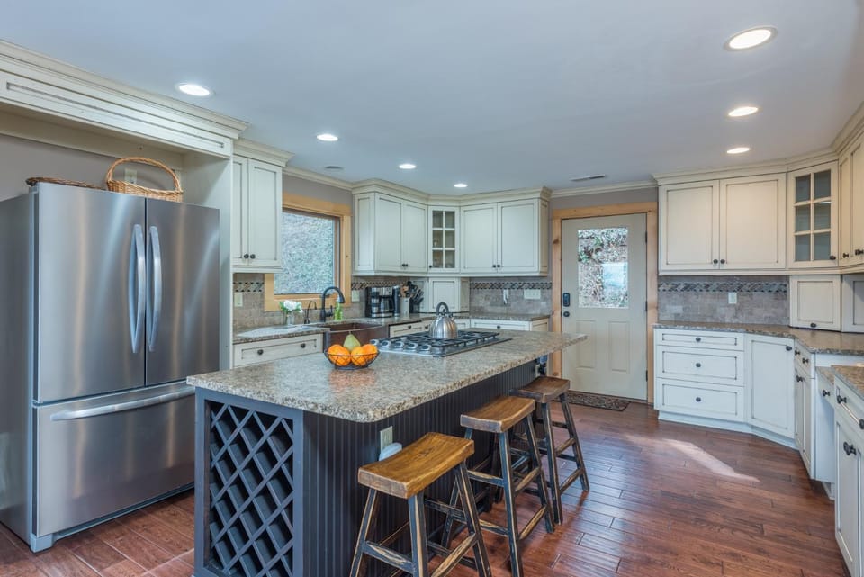 Blue Ridge Bliss Gorgeous home with hot tub & stunning views House in Swannanoa