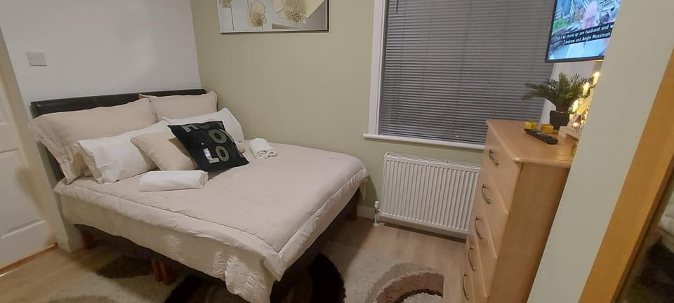 Bed, TV and multimedia, Photo of the whole room, Bedroom, towels