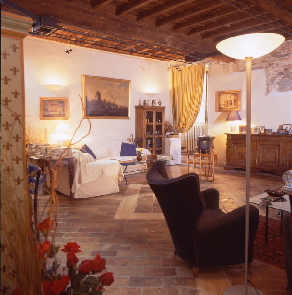 Communal lounge/ TV room, Library, Living room, Lobby or reception, On site