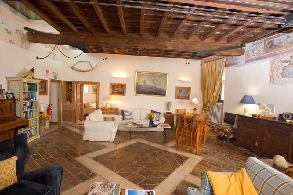 Communal lounge/ TV room, Library, Living room, Lobby or reception, Seating area