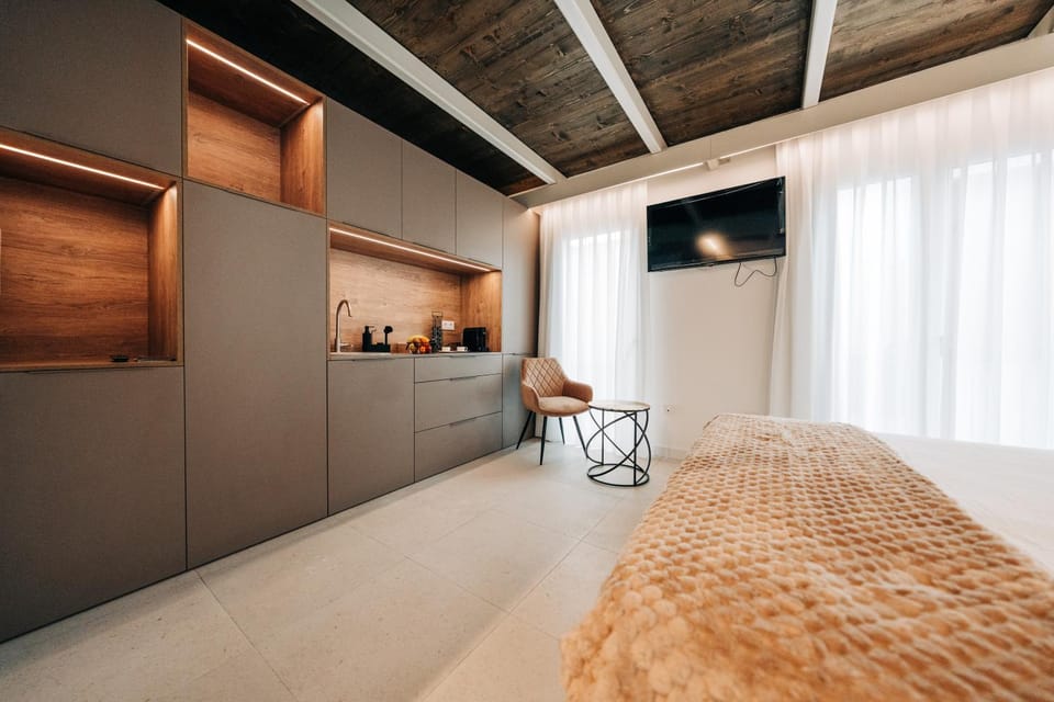 Bed, TV and multimedia, wardrobe