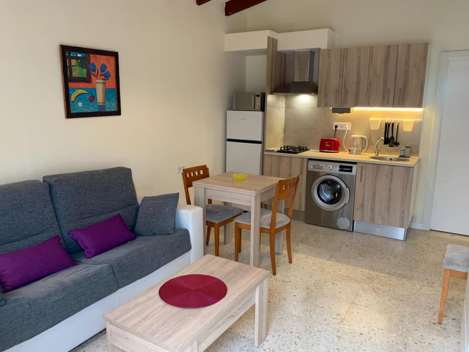 Kitchen or kitchenette, Living room, Dining area, minibar, stove, toaster