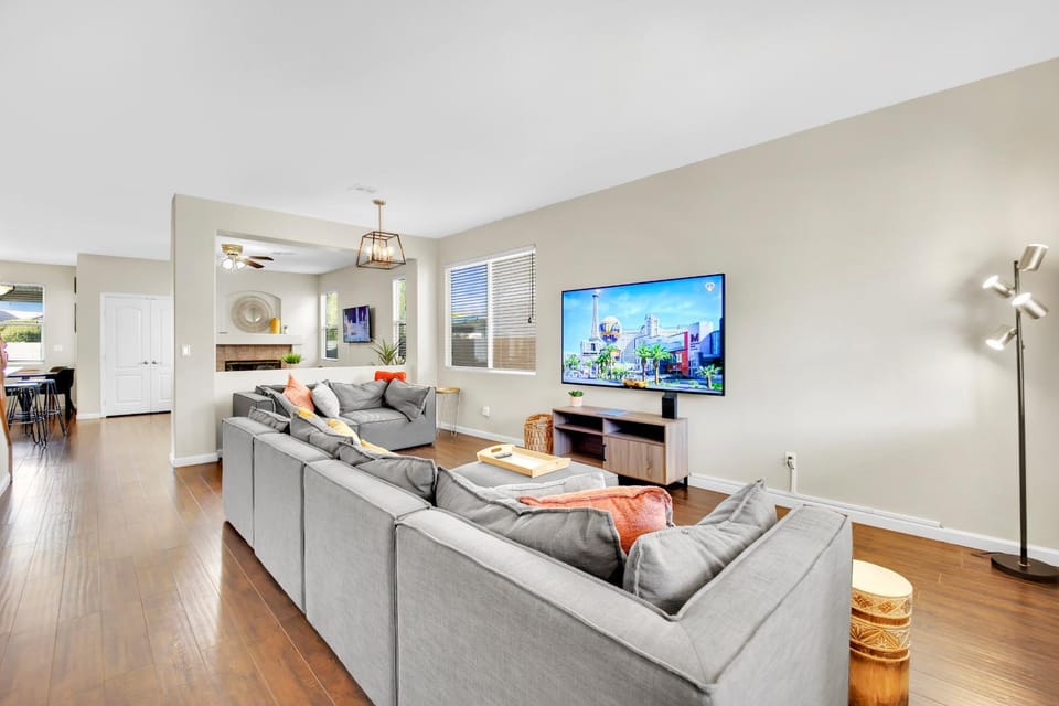 TV and multimedia, Living room, Evening entertainment