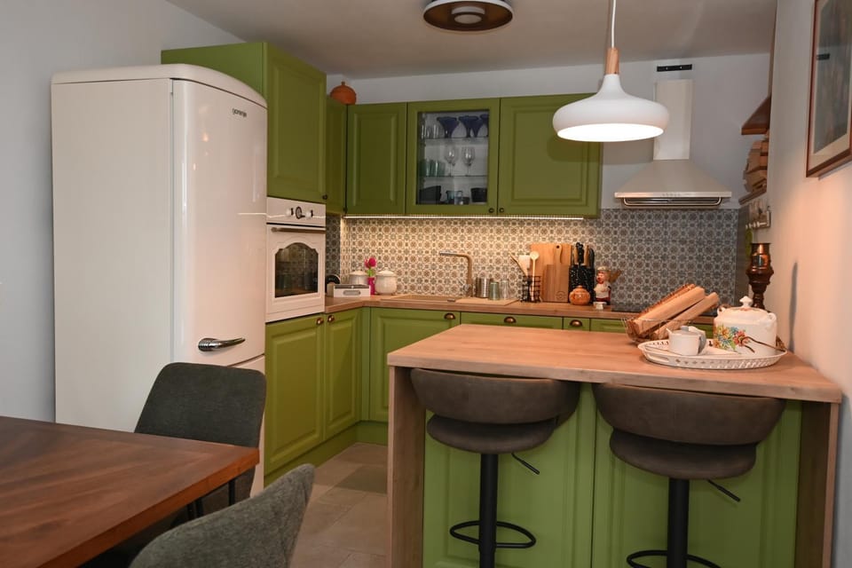 Kitchen or kitchenette, Communal kitchen