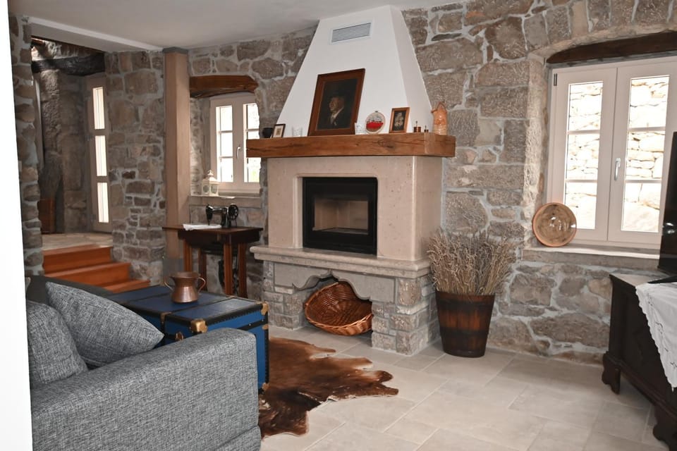 TV and multimedia, Living room, Seating area, flat iron