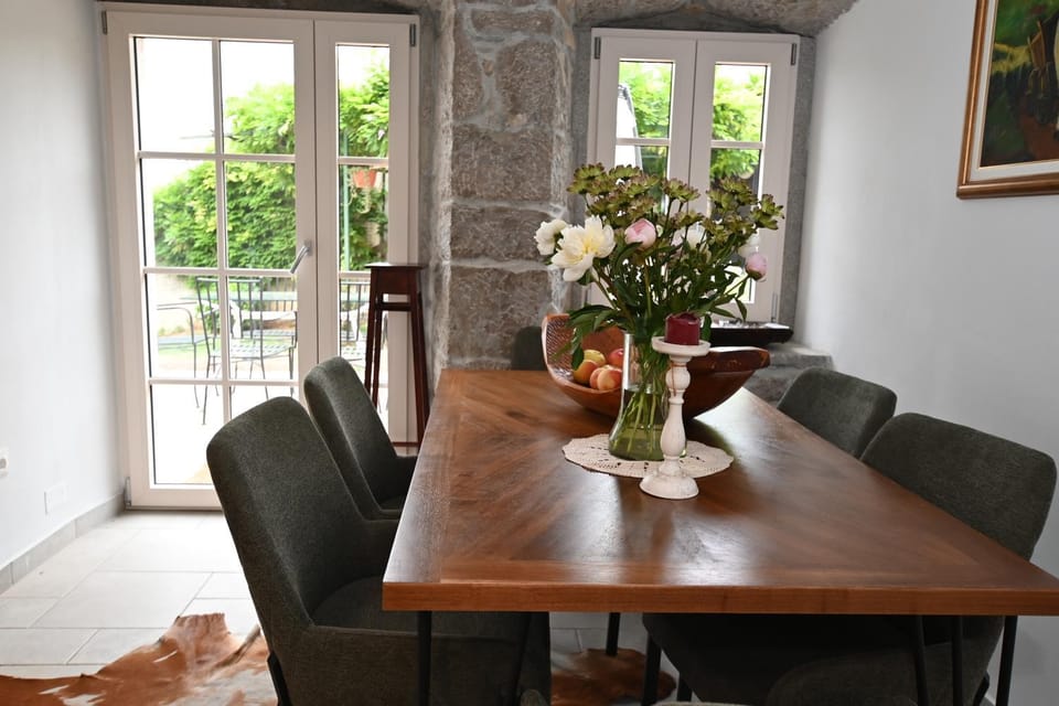 Seating area, Dining area