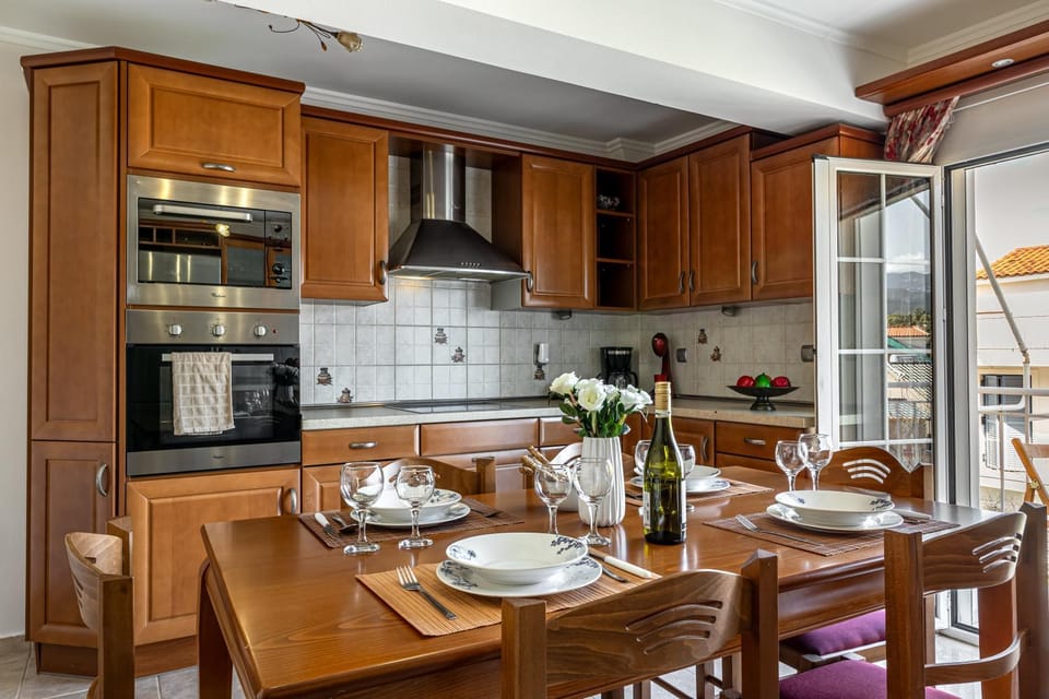 Kitchen or kitchenette, Dining area, minibar, pet friendly, kitchen