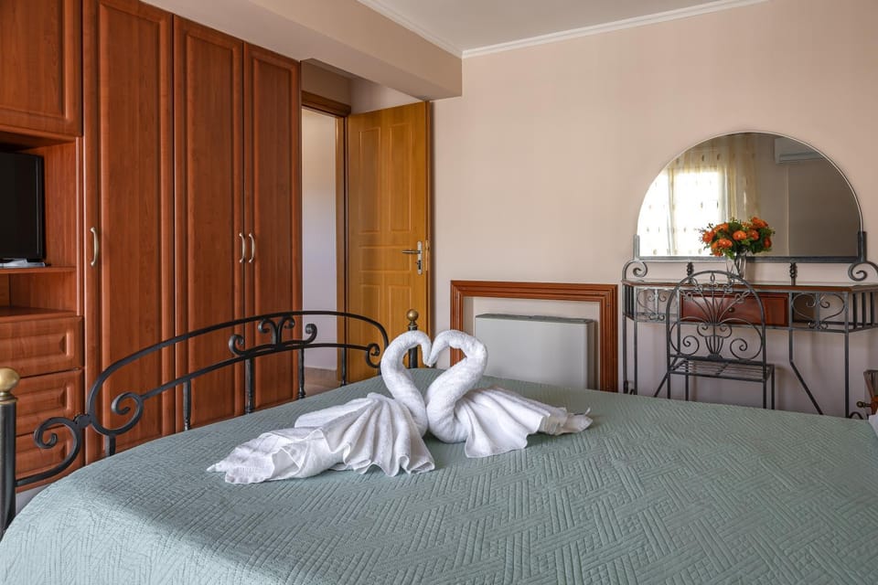 Bed, TV and multimedia, Bedroom, air conditioner