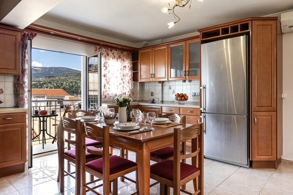 Kitchen or kitchenette, Dining area, dishwasher, kitchen