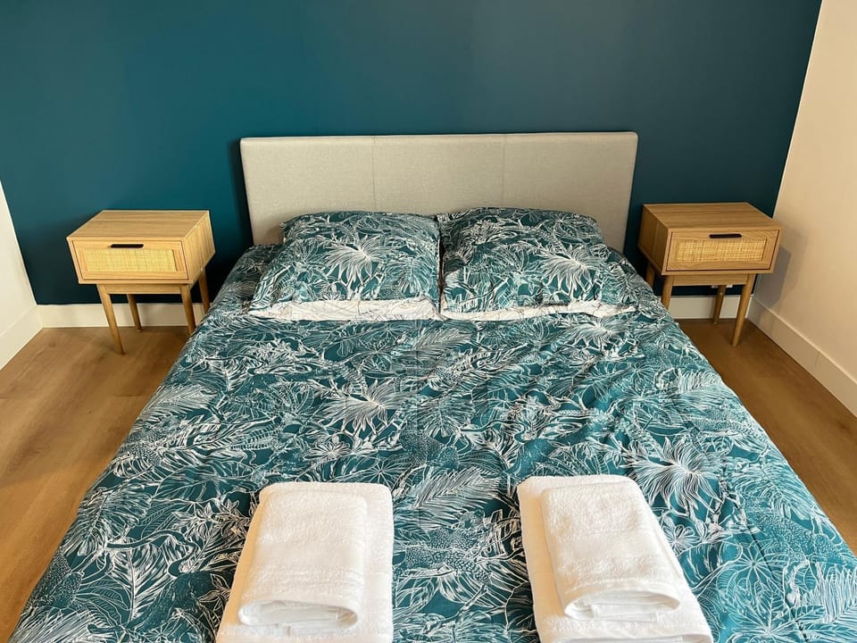 Bed, Bedroom, towels
