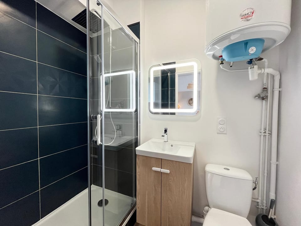 Shower, Toilet, Bathroom, towels