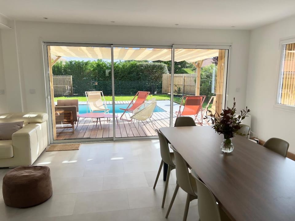 Patio, Living room