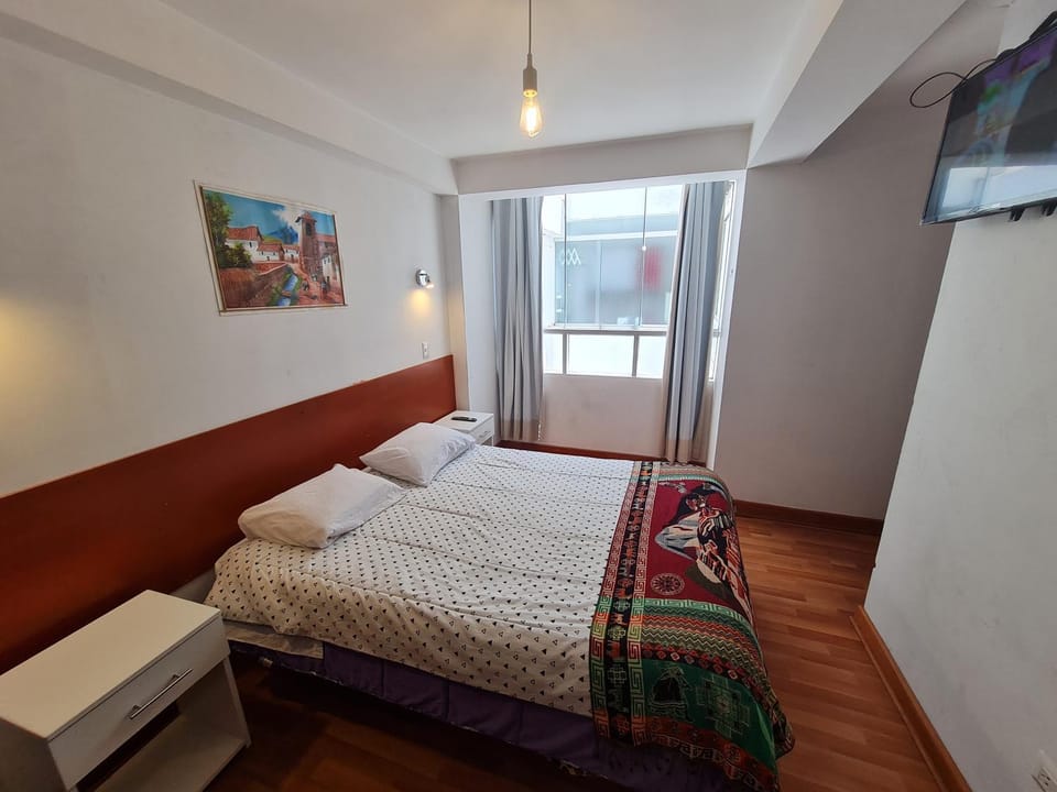 Bed, TV and multimedia, Photo of the whole room, Bedroom